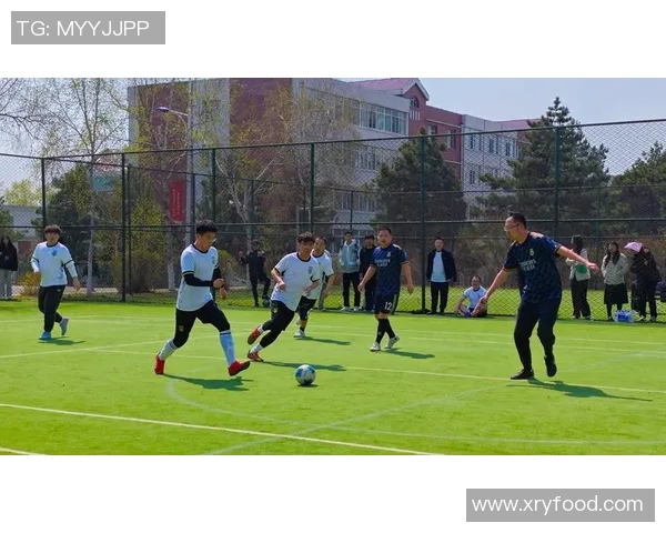 足球明星骑行训练展现运动激情与坚持不懈的精神风貌