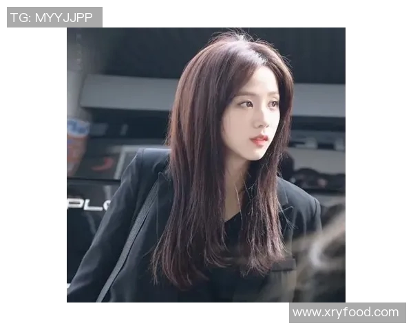 金智秀与足球明星同框壁纸展现青春活力与运动魅力