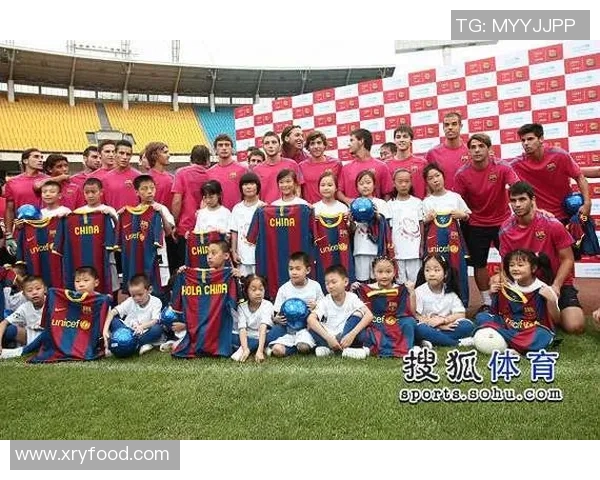 两位足球巨星亲密合影展现友谊与激情的精彩瞬间