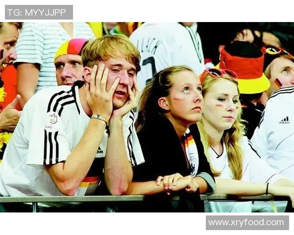 女朋友看足球明星比赛时的惊喜与失落反应分析